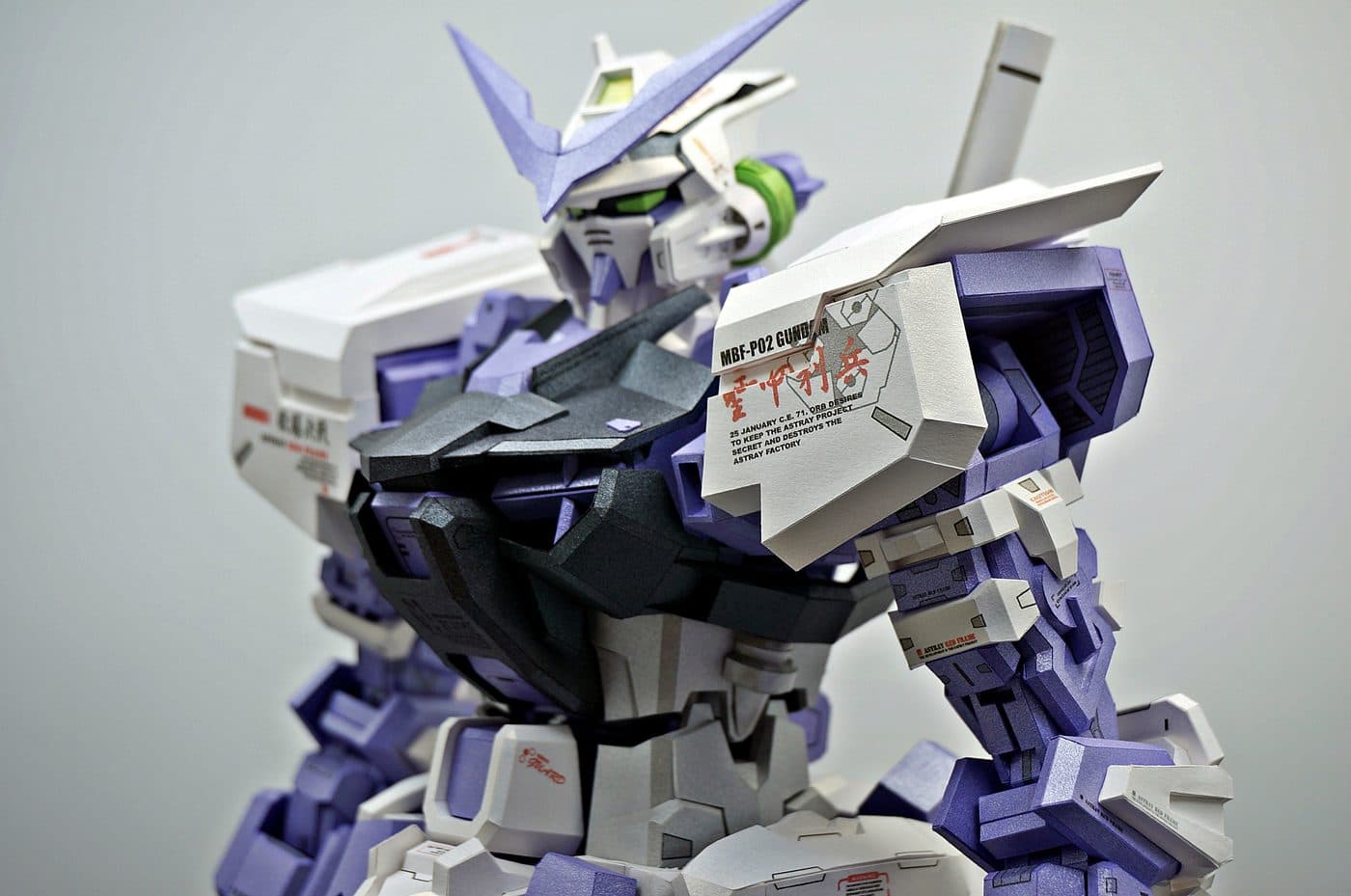 어깨 장갑의 MBF-P02 GUNDAM 문구와 붉은 한자 데칼이 또렷한 상반신 근접, 연보라 V자 안테나가 위로 뻗는다