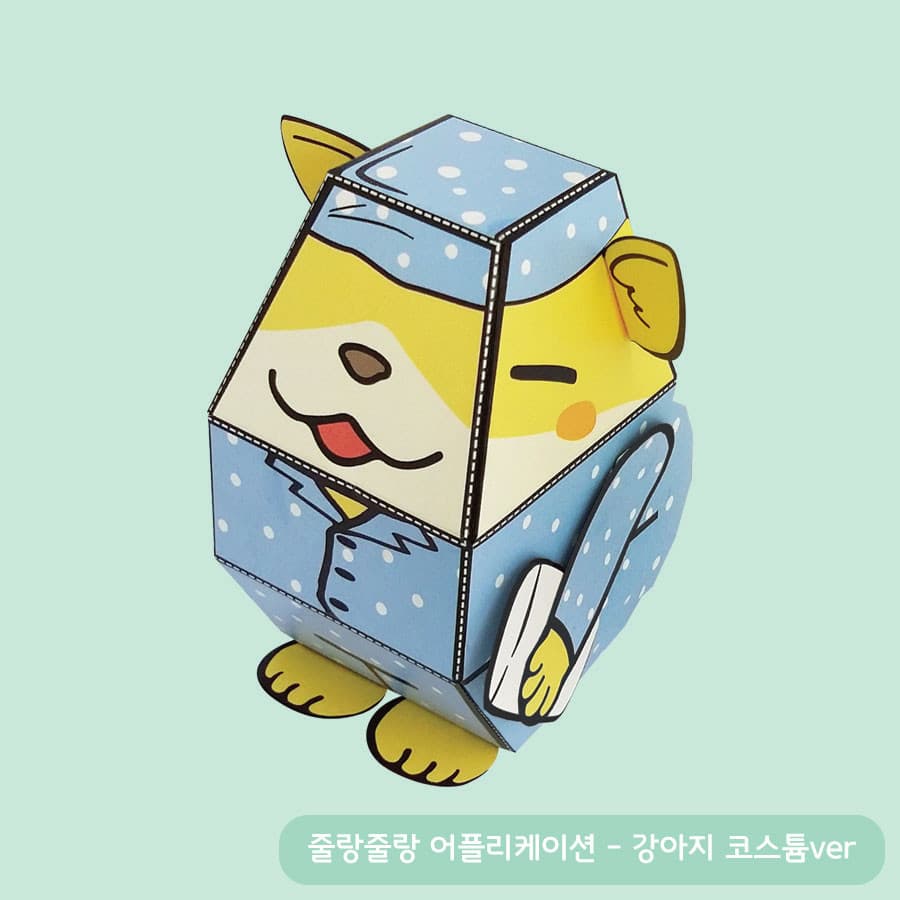 물방울무늬 파란 파자마와 수면 모자를 쓰고 한쪽 눈을 찡긋 감은 노란 강아지가 혀를 내민 줄랑줄랑 페이퍼토이, 연둣빛 민트 배경