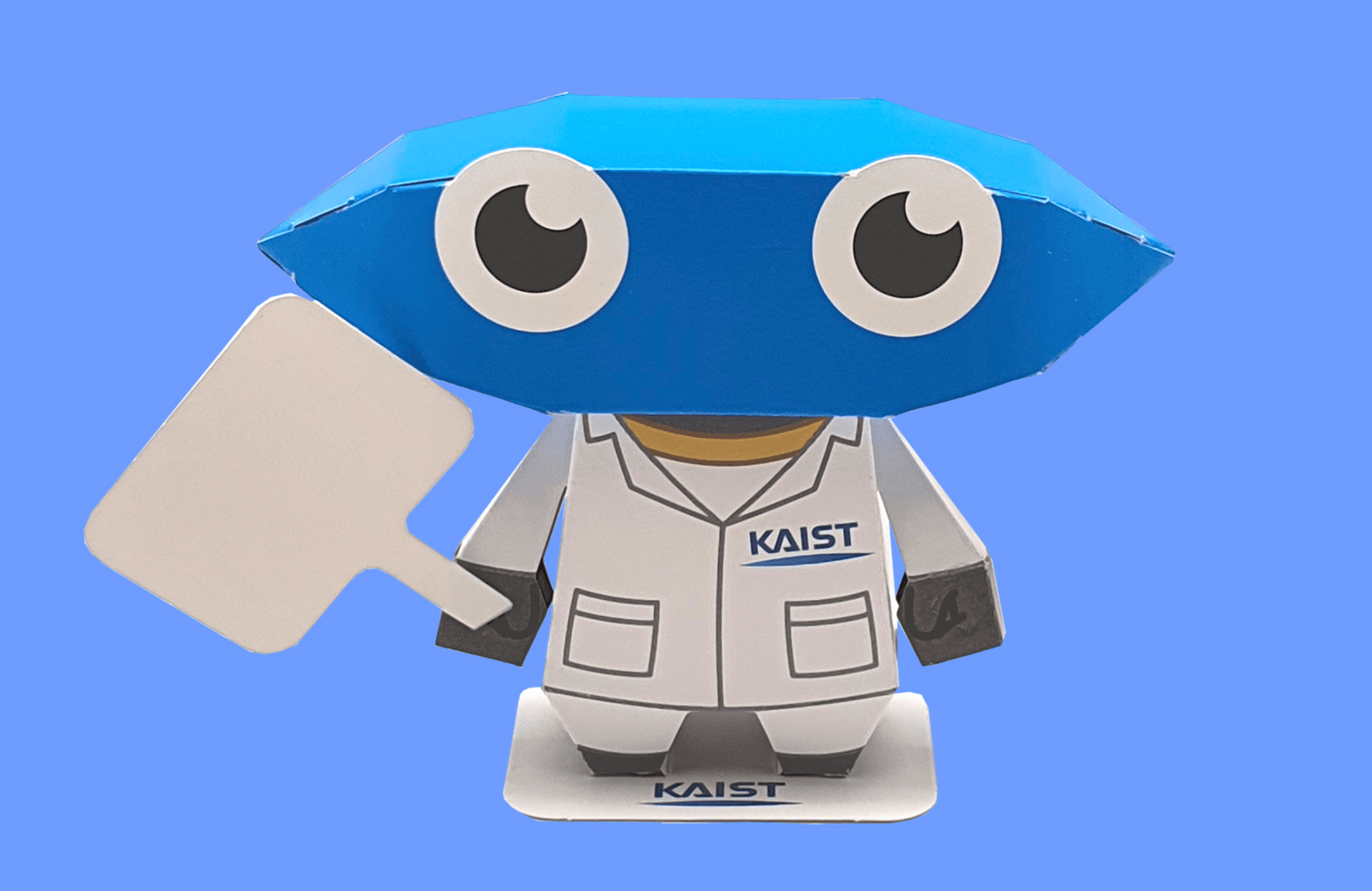 파란 다이아몬드 머리에 왕방울 눈, KAIST 로고가 박힌 흰 실험복을 입고 아무것도 쓰지 않은 팻말을 든 넙죽이 페이퍼토이