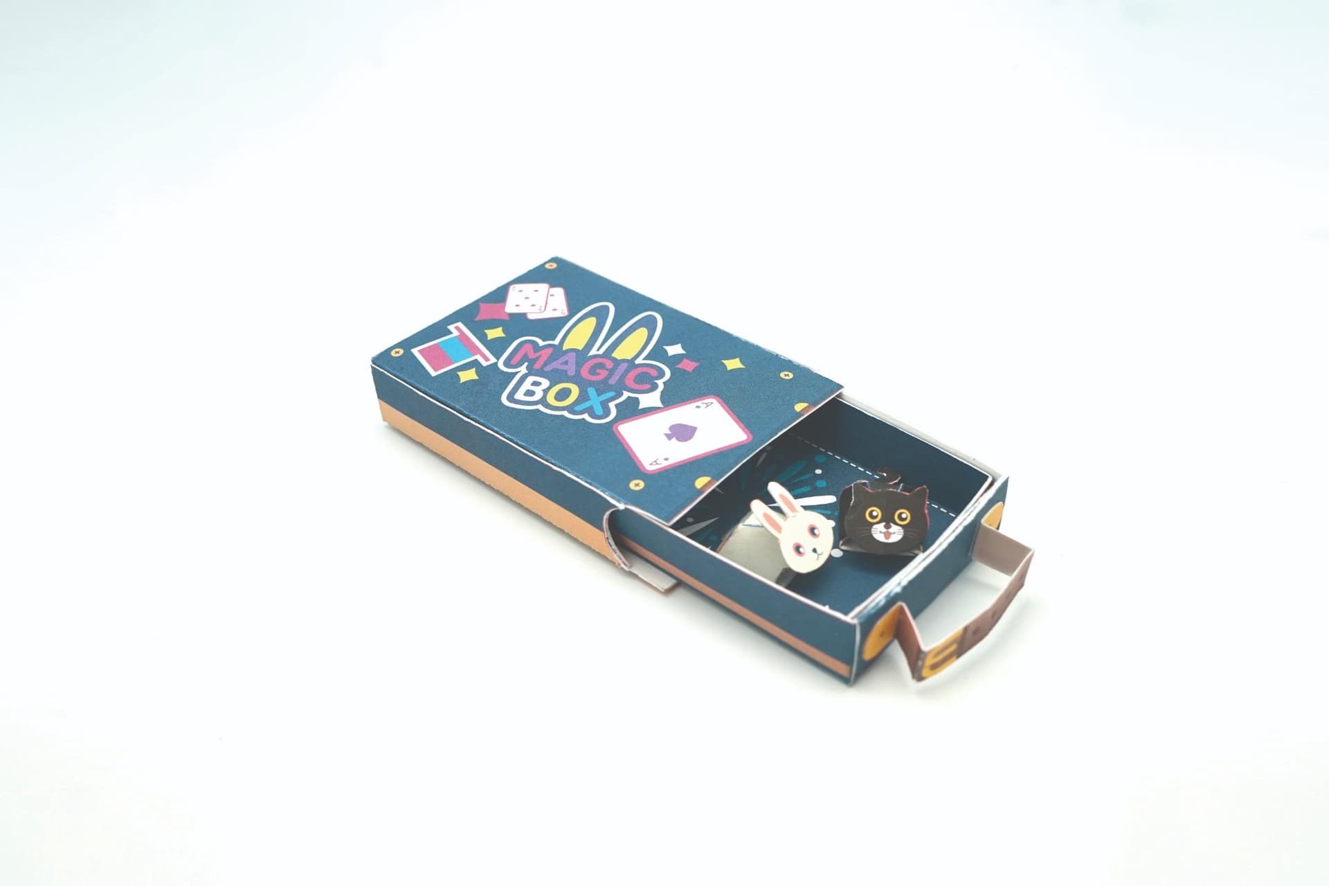 MAGIC BOX 로고와 카드가 그려진 남색 서랍을 밀어 열자 하얀 토끼와 검은 고양이가 나타나는 마술상자 키트